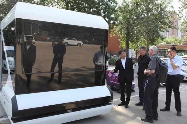 英特尔公司高级副总裁Michael Mayberry参观清智科技无人车